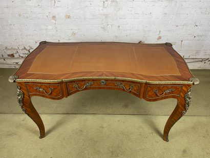 Bureau plat en marqueterie et bronze doré...