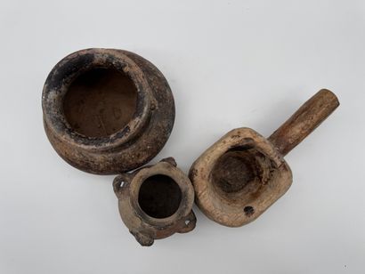 Ensemble d’objets ethnographiques en terre...