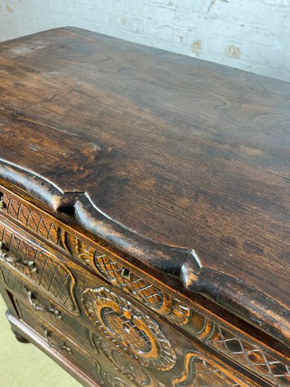 Commode en bois à décor sculpté, poignées...