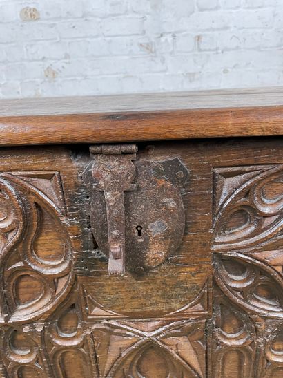 Coffre-banc en bois sculpté de style néo-gothique
Coffre-banc...