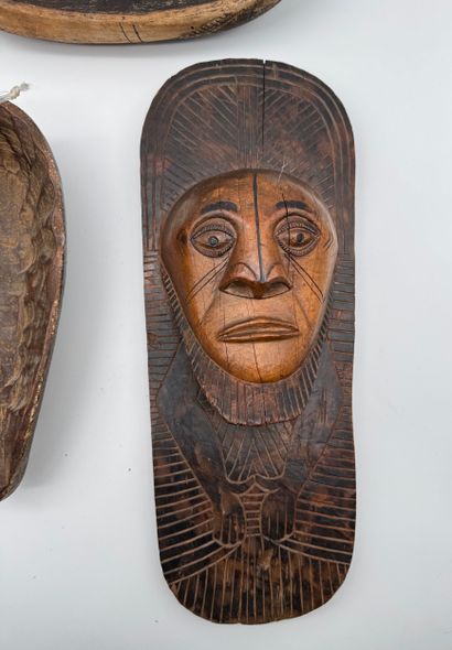 Lot of African-style objects (masks and sculptures)
Set...