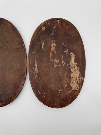 Paire de plaques ovales en bas-relief - Profils...