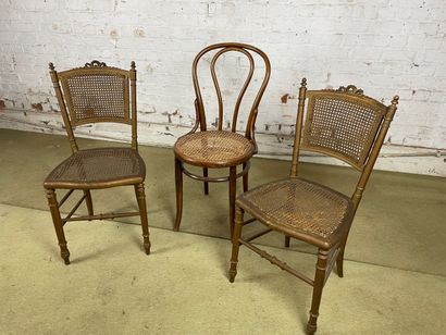Lot de trois chaises en bois et cannage,...