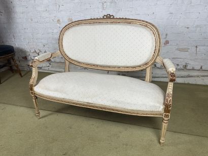 Canapé de style Louis XVI en bois relaqué,...
