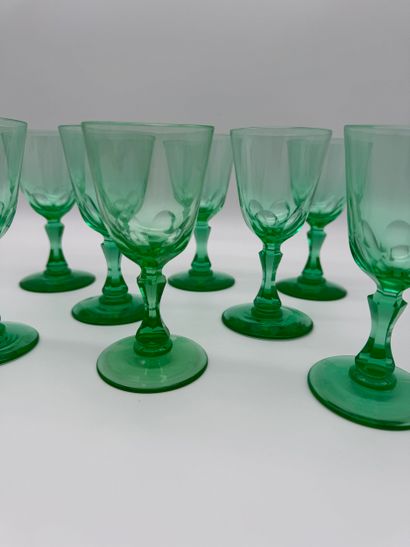 Série de huit verres en cristal d’ouraline...