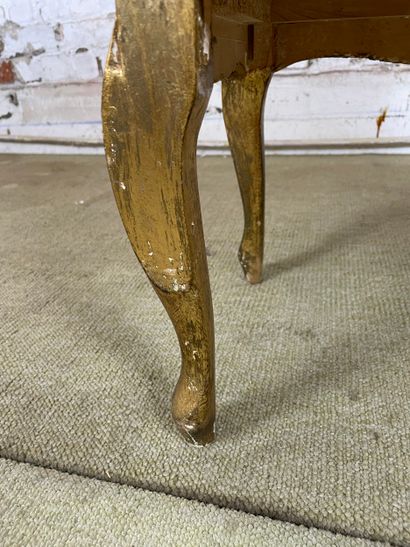 Commode d’appoint en bois stuqué et doré...