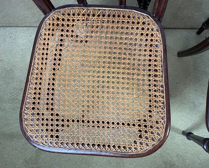 Suite de six chaises dans le goût de Thonet...