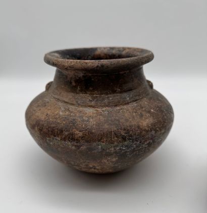 Ensemble d’objets ethnographiques en terre...