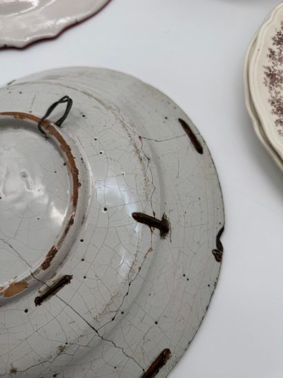 Lot d’assiettes en faïence et céramique diverses...