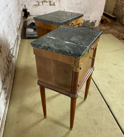 Paire de tables de chevet de style Empire...