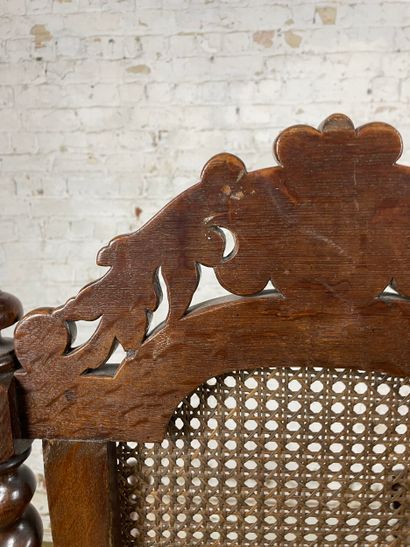 Fauteuil en bois sculpté et cannage - Style...