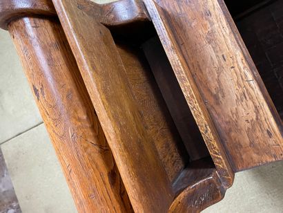 Banc coffre en chêne sculpté, style néo-gothique,...
