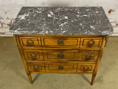 Commode de style Louis XVI en bois, plateau...