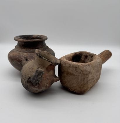 Ensemble d’objets ethnographiques en terre...