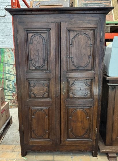 Armoire régionale en bois mouluré, travail...