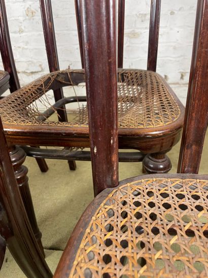 Suite de six chaises dans le goût de Thonet...