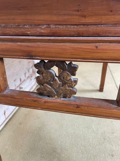 Table console en bois ouvrant par trois tiroirs...