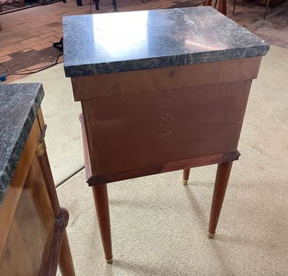 Paire de tables de chevet de style Empire...