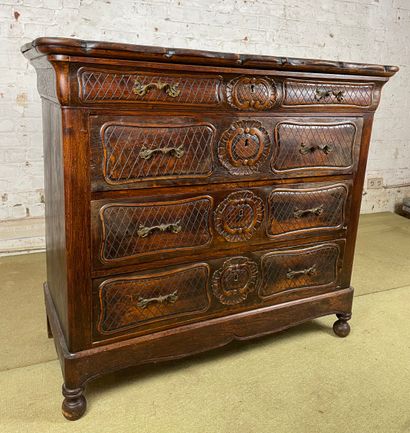 Commode en bois à décor sculpté, poignées...