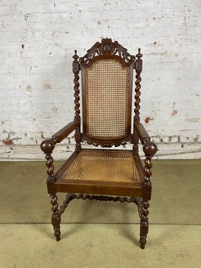 Fauteuil en bois sculpté et cannage - Style...