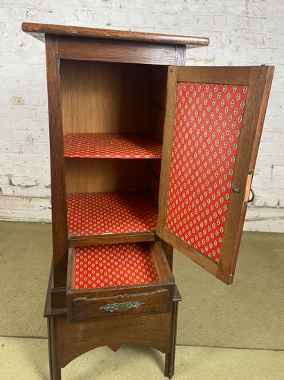 Petit meuble d’appoint de style rustique...