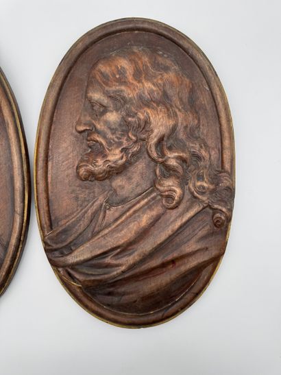 Paire de plaques ovales en bas-relief - Profils...
