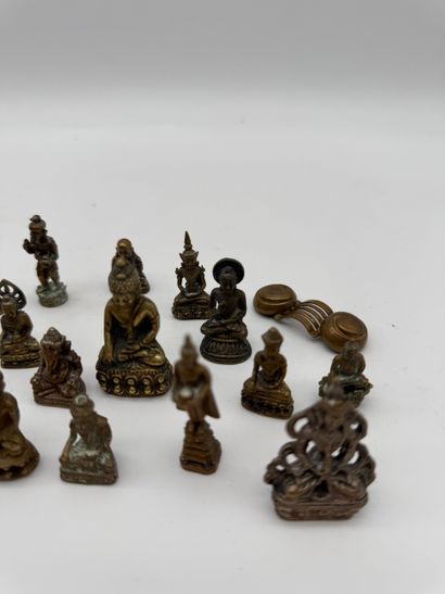 Lot de petites figurines bouddhistes
Ensemble...