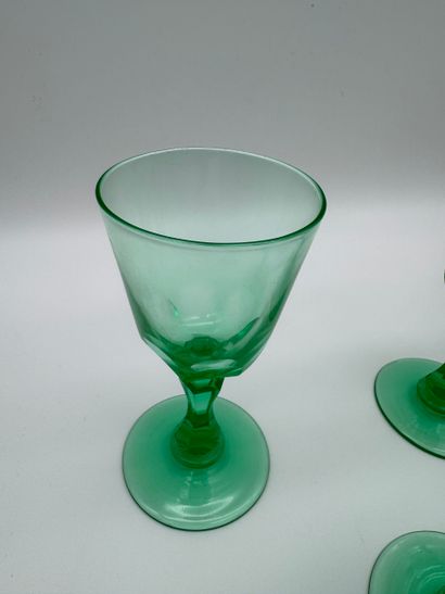 Série de huit verres en cristal d’ouraline...
