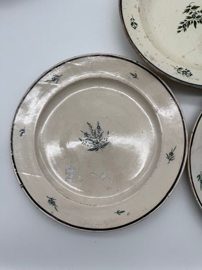Lot d’assiettes en faïence et céramique diverses...