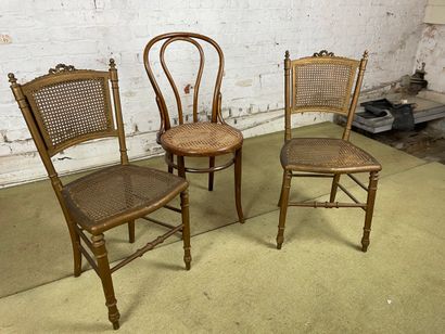 Lot de trois chaises en bois et cannage,...