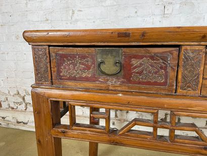 Table console en bois ouvrant par trois tiroirs...
