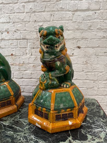 Pair of glazed ceramic temple lions (Chiens...