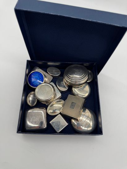 Lot of display objects and accessories in...