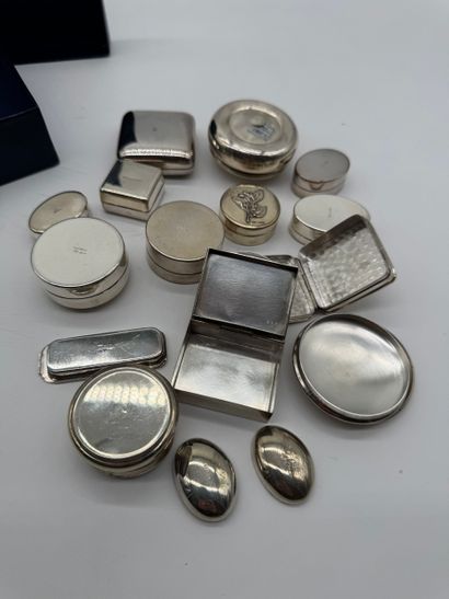 Lot of display objects and accessories in...