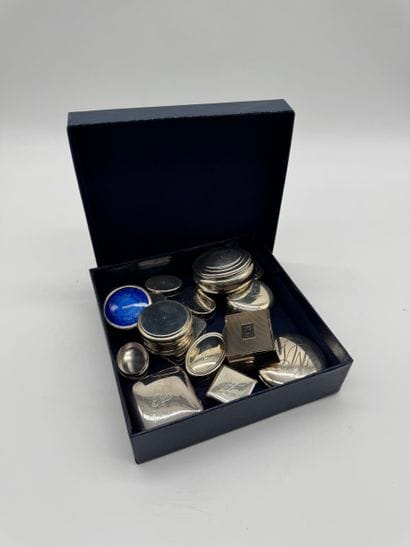 Lot of display objects and accessories in...