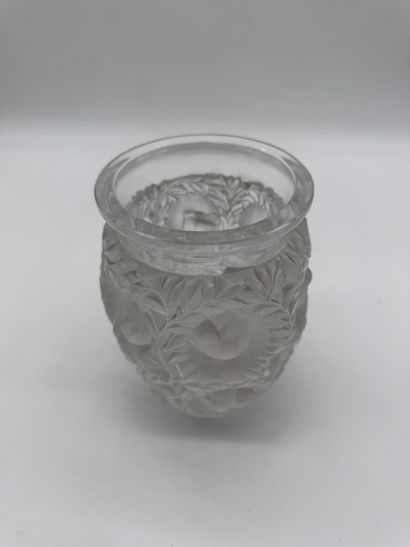 Lalique France Sparrow crystal vase
Transparent...