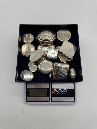 Lot of display objects and accessories in...
