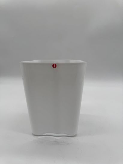 Alvar Aalto (1898 - 1976) White glass vase
White...