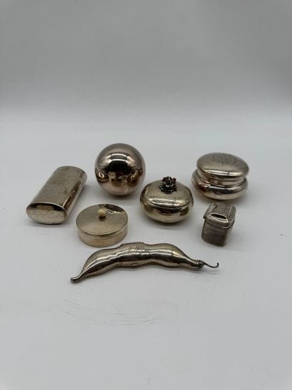 Lot of showcase items and accessories in...