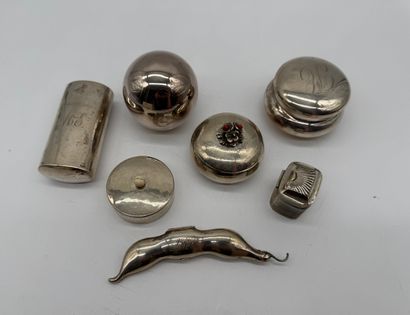 Lot of showcase items and accessories in...