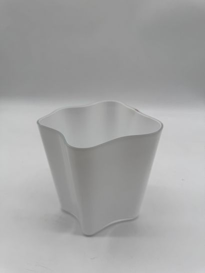 Alvar Aalto (1898 - 1976) White glass vase
White...