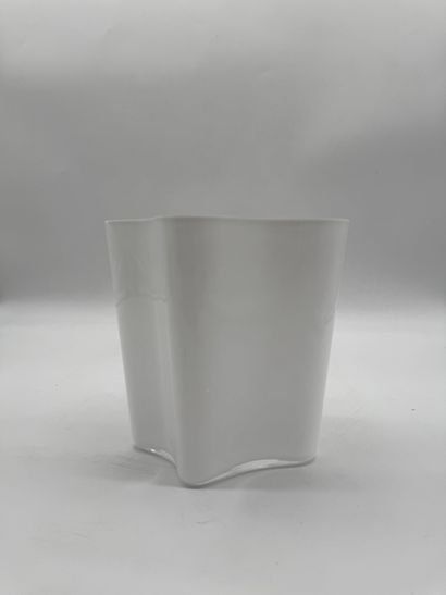 Alvar Aalto (1898 - 1976) White glass vase
White...