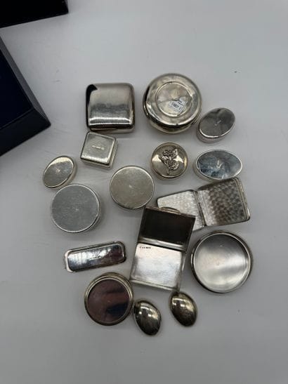 Lot of display objects and accessories in...