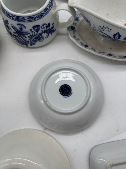 Porcelain dinnerware set
Mismatched porcelain...