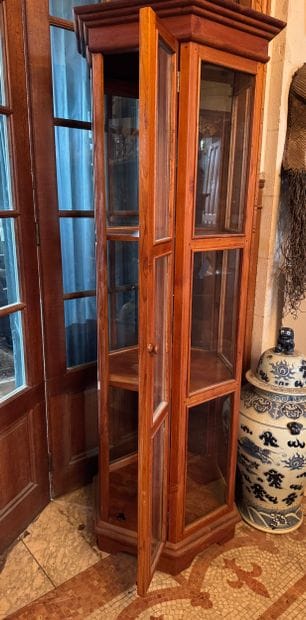 Vitrine hexagonale - Bois et vitrage
Vitrine...