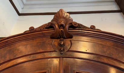 Armoire en noyer Armoire à deux portes et...
