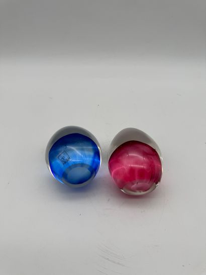 Set of two glass paperweights - egg shape,...