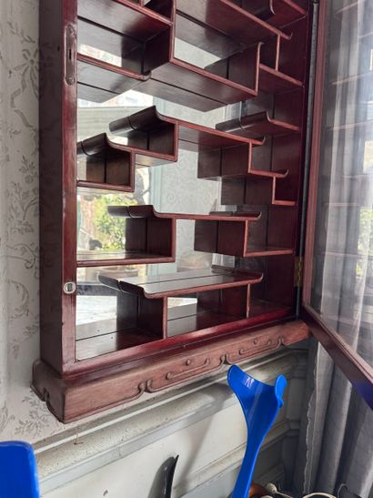 Vitrine murale asiatique en bois
Meuble vitrine...