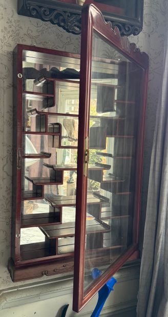 Vitrine murale asiatique en bois
Meuble vitrine...