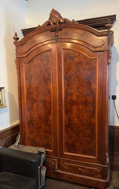 Armoire en noyer Armoire à deux portes et...